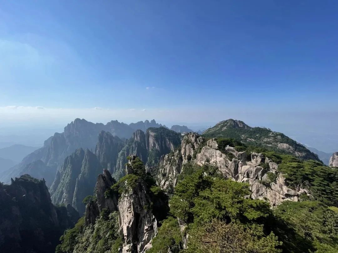 東方龍商務(wù)與春天有個約會！集團100余人赴安徽黃山“團建”，太嗨了！“奔跑二季度”——我們準備好了！