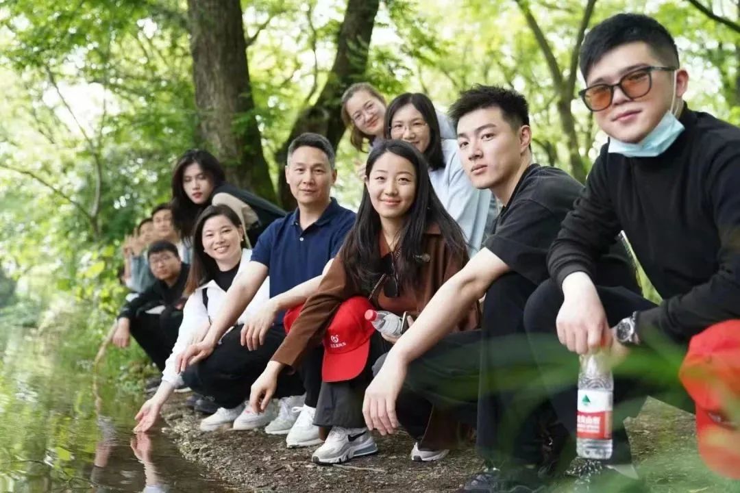 東方龍商務(wù)與春天有個約會！集團100余人赴安徽黃山“團建”，太嗨了！“奔跑二季度”——我們準備好了！