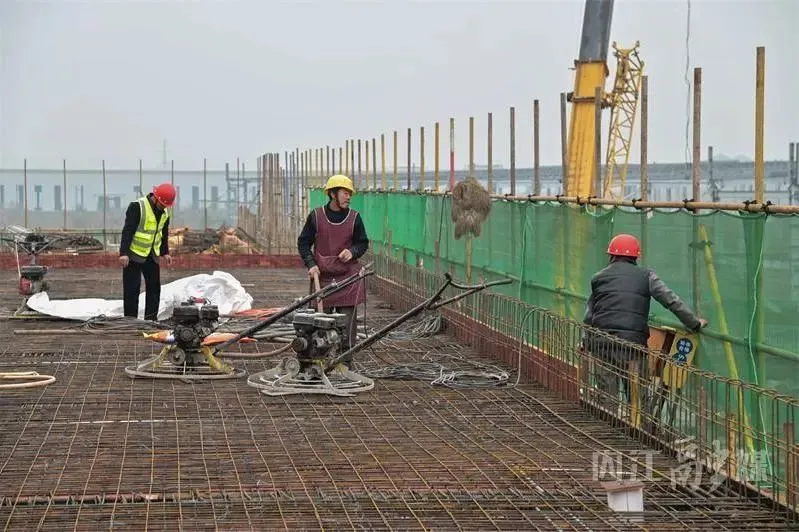 總投資20億！由集團(tuán)推動落戶內(nèi)江的年產(chǎn)30萬噸全智能化乳制品及果蔬飲料產(chǎn)業(yè)園投資選址項目一期主體全部封頂，明年3月底將投產(chǎn)